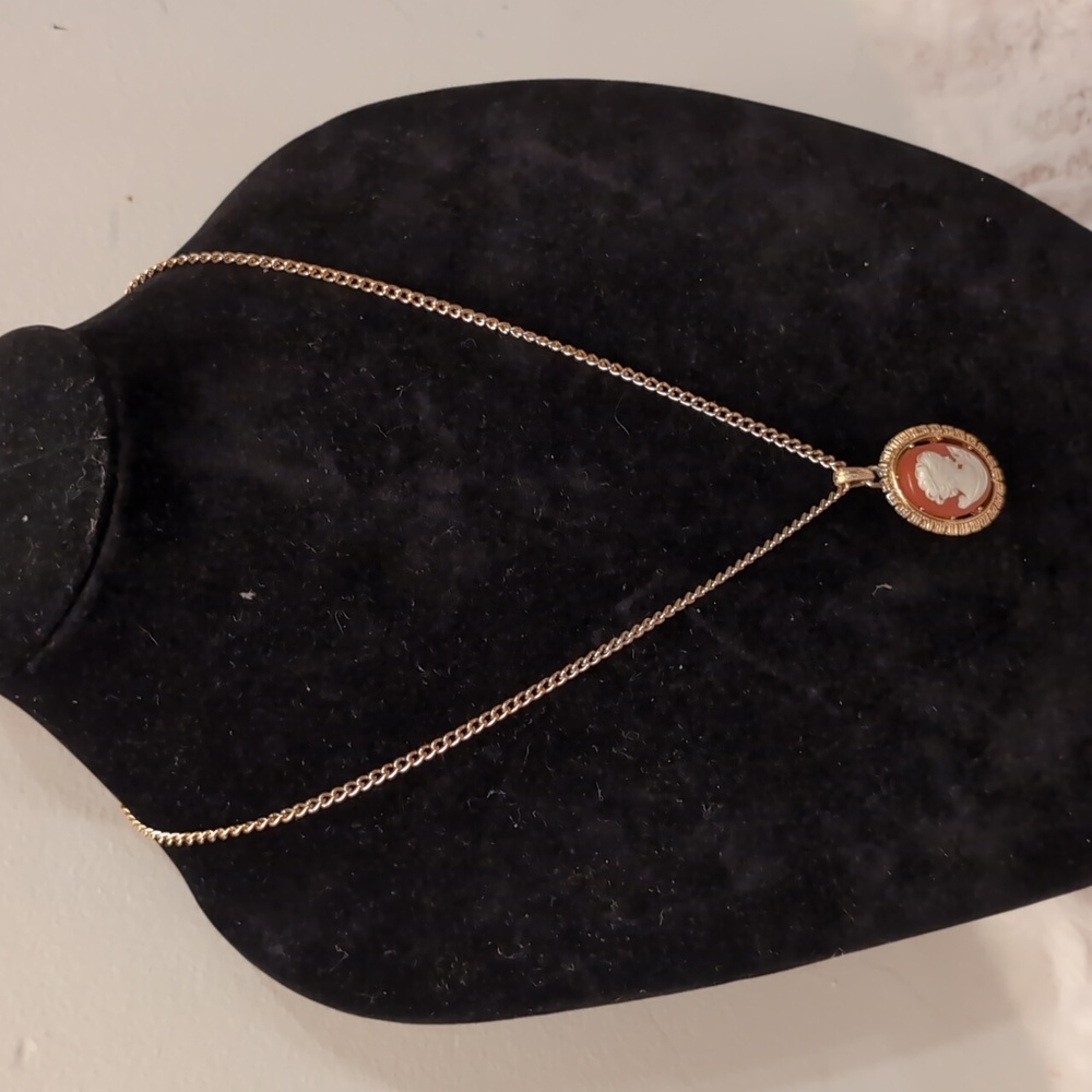 Avon| Vintage Apricot Cameo with Gold Toned Border and Rear Detailing - Picture 4 of 10